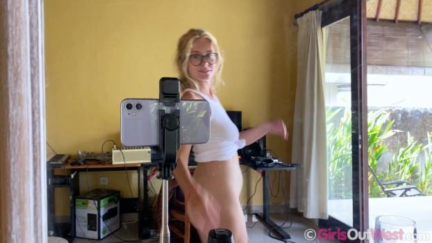 girlsoutwest-23-12-22-junie-moonie-recline-xxx-1080p_00_11_41_00004.jpg