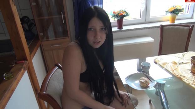 carocream_-_pensionsbesitzer_ist_ein_perverses_schwein_01-09-14-flv_snapshot_00.jpg