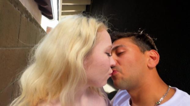 manyvids-24-11-23-gigi-sweets-slutty-college-girl-cheats-while-walking-to-campus.jpg
