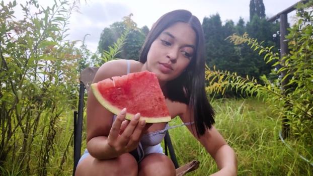 watch4beauty-25-03-28-gia-rosse-garden-pee-backstage-xxx-1080p_00_01_32_00000.jpg