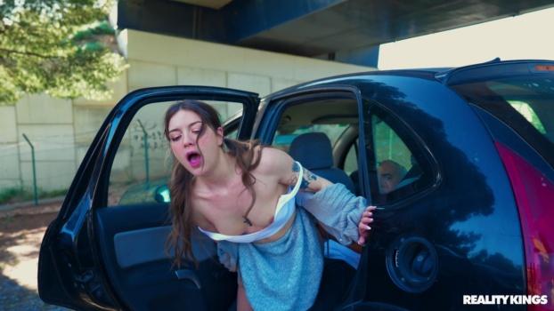 rkprime-25-04-15-agatha-shay-side-of-the-hoed-xxx-1080p_00_17_35_00002.jpg