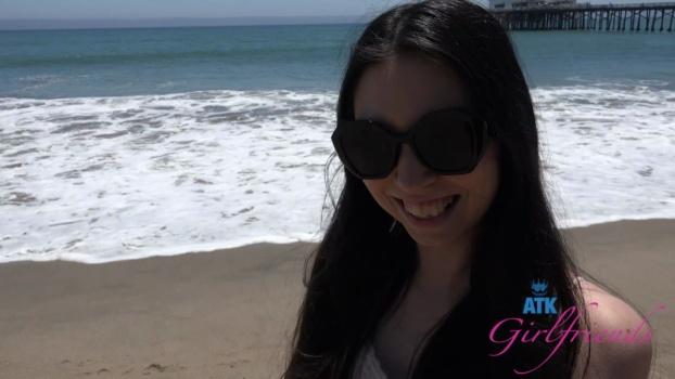 atkgirlfriends-25-05-22-amber-angel-malibu-pier-1-xxx-1080p_00_05_27_00000.jpg