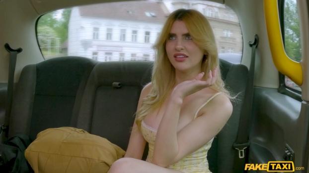 faketaxi-25-12-22-lola-morango-xxx-1080p_00_06_59_00000.jpg