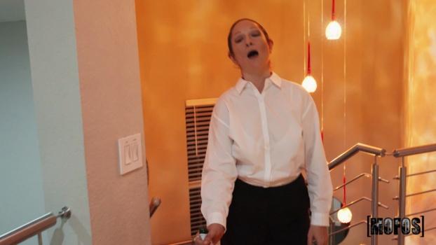 letspostit-26-05-27-hannah-quinn-catering-service-xxx-1080p_00_41_03_00003.jpg