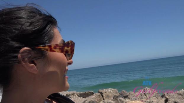 atkgirlfriends-26-08-01-lalie-fox-malibu-pier-1-xxx-1080p_00_14_23_00001.jpg